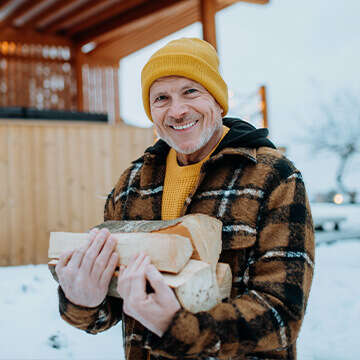 mann holt feuerholz 360x360